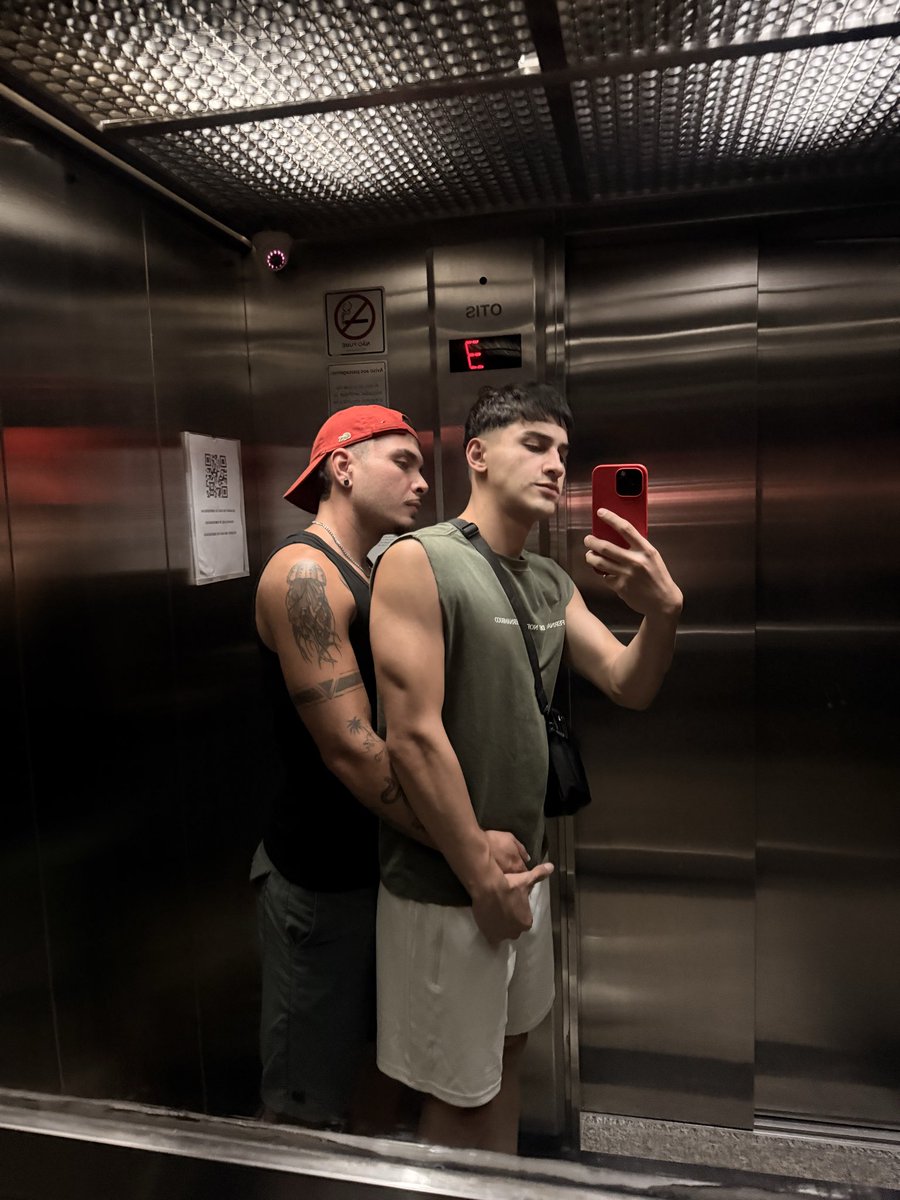 couplehot_13's tweet photo. Con mi novio después de entrenar, nos metimos juntos a la ducha y de paso grabamos unos videos+🔞🔥 https://t.co/z5EpgwFrko