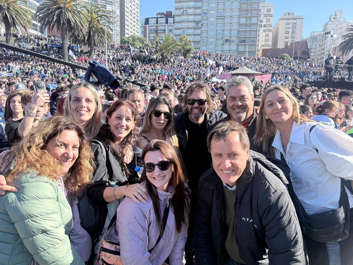 Leot14's tweet photo. En📍Mar del Plata acompañamos la apertura de los Juegos Bonaerenses, una política pública que reúne a miles de bonaerenses a través del deporte, la cultura y la participación.

Defender los Juegos es defender el encuentro, la igualdad de oportunidades y el derecho de nuestro pueblo a participar.
En la PBA💙, el deporte, la cultura y la educación son derechos que se garantizan con un Estado presente.

@Kicillofok @larroqueandres
@flaviaterigi @cardozocristian
