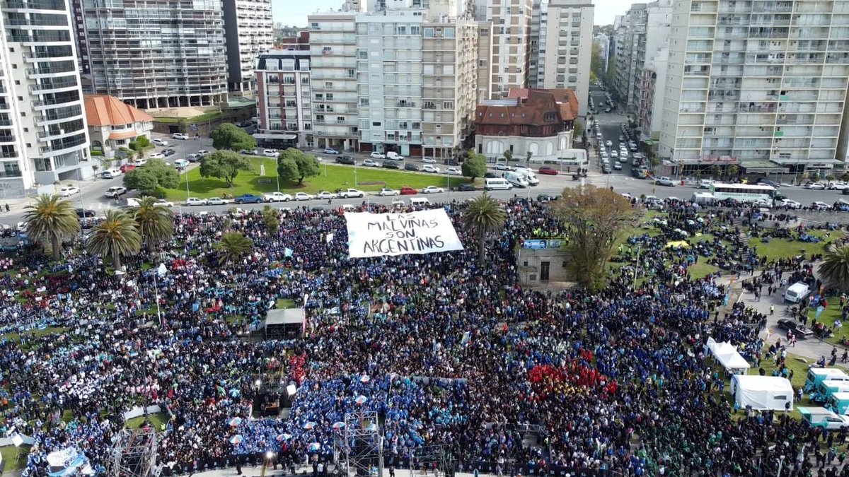 Leot14's tweet photo. En📍Mar del Plata acompañamos la apertura de los Juegos Bonaerenses, una política pública que reúne a miles de bonaerenses a través del deporte, la cultura y la participación.

Defender los Juegos es defender el encuentro, la igualdad de oportunidades y el derecho de nuestro pueblo a participar.
En la PBA💙, el deporte, la cultura y la educación son derechos que se garantizan con un Estado presente.

@Kicillofok @larroqueandres
@flaviaterigi @cardozocristian