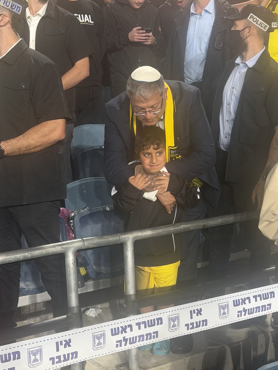 ldbry3's tweet photo. צפו בתמונה הזו – צפו! 💛🖤

השר לביטחון לאומי, איתמר בן גביר, נמצא בימים קריטיים עבור מפלגתו, כשקמפיין נגדו מתנהל מימין ומשמאל, ועוצמה יהודית ניצבת בפני רגעי מבחן משמעותיים.

אבל אותי תפסה דווקא התמונה הזו: השר מגיע לטדי למשחק של בית״ר ירושלים, לוקח אליו את בנו הקטן, מחבק אותו, מנשק אותו ומעניק לו אהבה.

אדם שעובד למען עם ישראל 24/7, ימים ולילות, וכמעט לא נמצא בבית - מוצא את הזמן להגיע עם הילדים למקום שהוא כל כך אוהב.

כי מעבר לפוליטיקה, לתפקיד ולכותרות - יש כאן גם אבא. אבא שמחבק, מנשק ואוהב.

לי, באופן אישי, התמונה הזו עשתה רק טוב ללב. 💛
@itamarbengvir 
@otzma_yehudit 
@ozmayouth 
@chanamel1