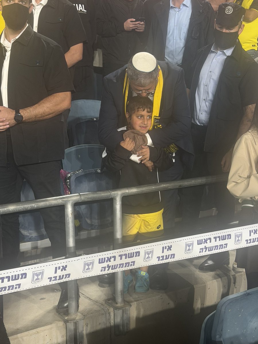 ldbry3's tweet photo. צפו בתמונה הזו – צפו! 💛🖤

השר לביטחון לאומי, איתמר בן גביר, נמצא בימים קריטיים עבור מפלגתו, כשקמפיין נגדו מתנהל מימין ומשמאל, ועוצמה יהודית ניצבת בפני רגעי מבחן משמעותיים.

אבל אותי תפסה דווקא התמונה הזו: השר מגיע לטדי למשחק של בית״ר ירושלים, לוקח אליו את בנו הקטן, מחבק אותו, מנשק אותו ומעניק לו אהבה.

אדם שעובד למען עם ישראל 24/7, ימים ולילות, וכמעט לא נמצא בבית - מוצא את הזמן להגיע עם הילדים למקום שהוא כל כך אוהב.

כי מעבר לפוליטיקה, לתפקיד ולכותרות - יש כאן גם אבא. אבא שמחבק, מנשק ואוהב.

לי, באופן אישי, התמונה הזו עשתה רק טוב ללב. 💛
@itamarbengvir 
@otzma_yehudit 
@ozmayouth 
@chanamel1