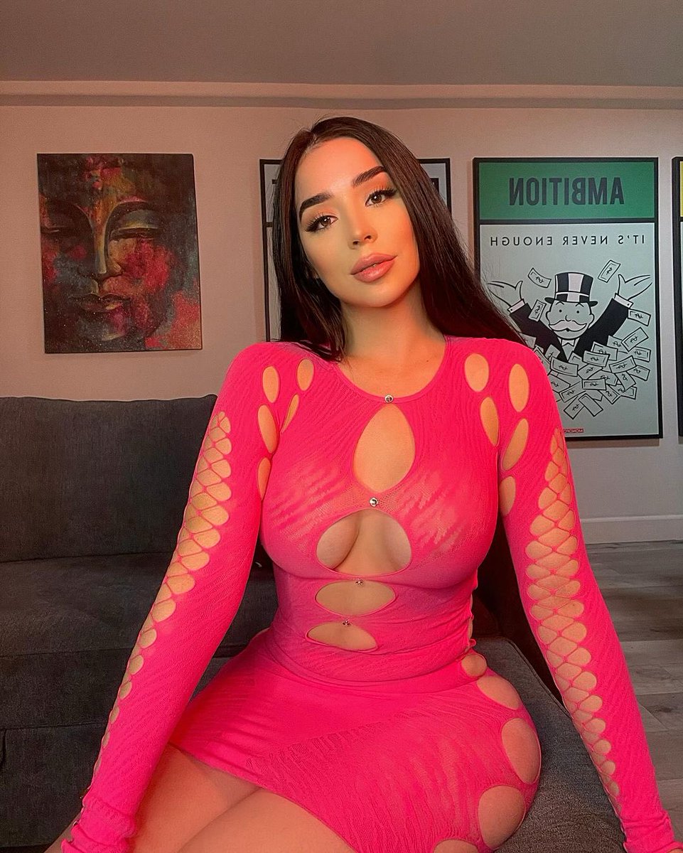 jackyjunejoy's tweet photo. mesh sleeves doing the heavy lifting https://t.co/gqIhhTEbbt