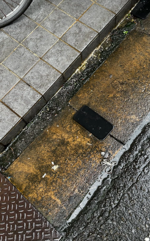 IATheophilus's tweet photo. 道歩いてたら
スマホが何台も道路脇に転がってて普通に二度見したw

最初は誰かが落としたのかなって思ったんだけど
1台じゃないの見て一気に意味分からなくなった、、、

これどういう状況？ https://t.co/7eJPXrthpl