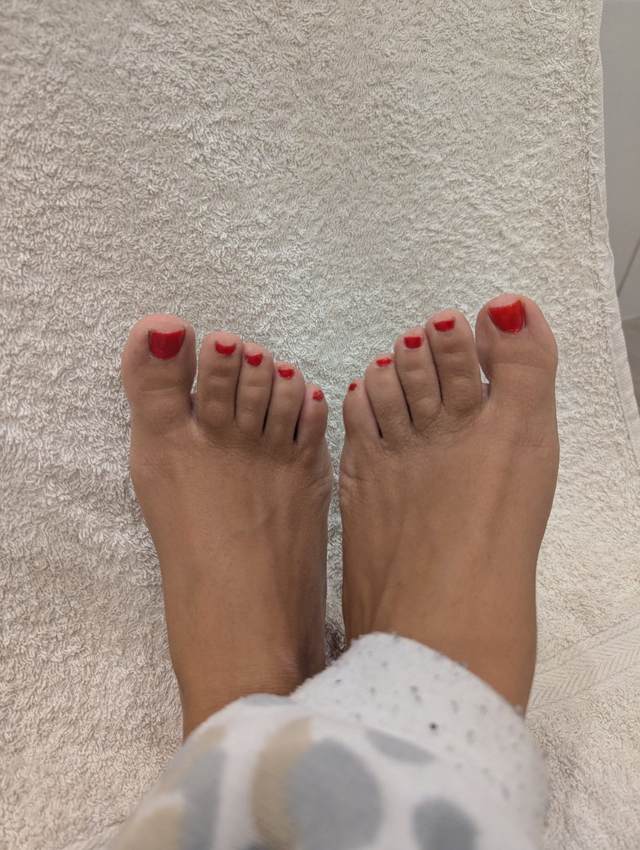 LittleBoss28's tweet photo. Frisch geschnittene Fußnägel – frisch lackiert 💅

Die Fußnägel wurden heute nach dem Duschen frisch geschnitten und neu lackiert. Die Nägel stammen von mir und werden sauber gesammelt und für den Versand vorbereitet. https://t.co/C9s3jPktIv