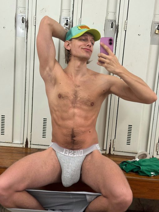 35712022b's tweet photo. Hello am a gay and am proud 🥰 https://t.co/qFKHFOHE52
