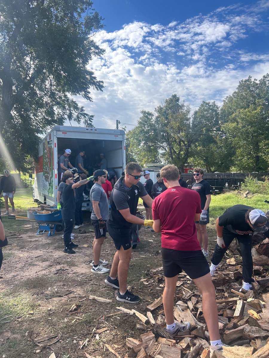 SNUBaseball's tweet photo. We had a great time loading up wood to be sent to the Navajo Reservation! https://t.co/T2ExLE4eQg