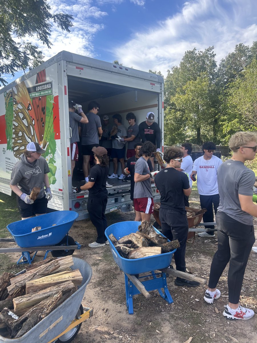 SNUBaseball's tweet photo. We had a great time loading up wood to be sent to the Navajo Reservation! https://t.co/T2ExLE4eQg