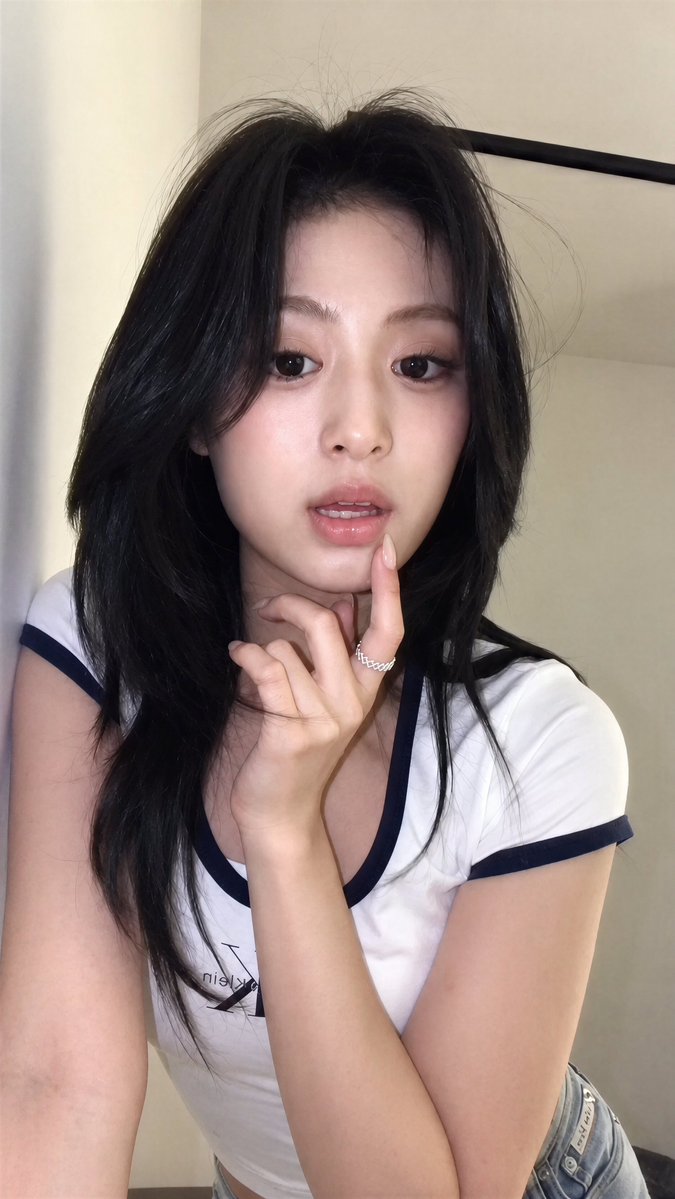 AXeRoNi's tweet photo. Calvin Klein Ahyeon🩶🩶🩶
#AHYEON #BABYMONSTER https://t.co/GWMKCtrxPA