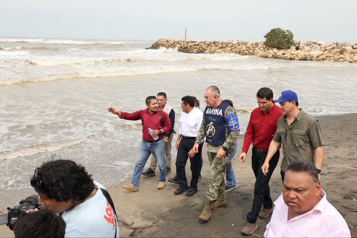 TabascoJavier's tweet photo. Las familias de Pénjamo no están solas, así lo reiteramos durante el recorrido que hicimos por la costa de Paraíso, en las zonas afectadas por frente frío número 2. Estamos pendientes día y noche del monitoreo de este fenómeno hidrometeorológico que ha impactado con gran fuerza al sureste del país. Nuestro equipo está en territorio y vamos a atender a cada familia que lo necesite.

En lo inmediato comenzaremos un censo para conocer cada caso y reubicar a un lugar seguro a quienes así lo requieran. Lo primero es la tranquilidad y el bienestar de quienes más lo necesitan. Cuenten con el Gobierno del Pueblo, estamos con y para ustedes.