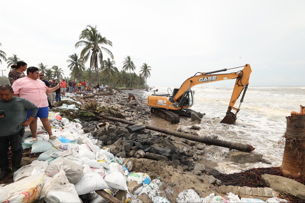 TabascoJavier's tweet photo. Las familias de Pénjamo no están solas, así lo reiteramos durante el recorrido que hicimos por la costa de Paraíso, en las zonas afectadas por frente frío número 2. Estamos pendientes día y noche del monitoreo de este fenómeno hidrometeorológico que ha impactado con gran fuerza al sureste del país. Nuestro equipo está en territorio y vamos a atender a cada familia que lo necesite.

En lo inmediato comenzaremos un censo para conocer cada caso y reubicar a un lugar seguro a quienes así lo requieran. Lo primero es la tranquilidad y el bienestar de quienes más lo necesitan. Cuenten con el Gobierno del Pueblo, estamos con y para ustedes.