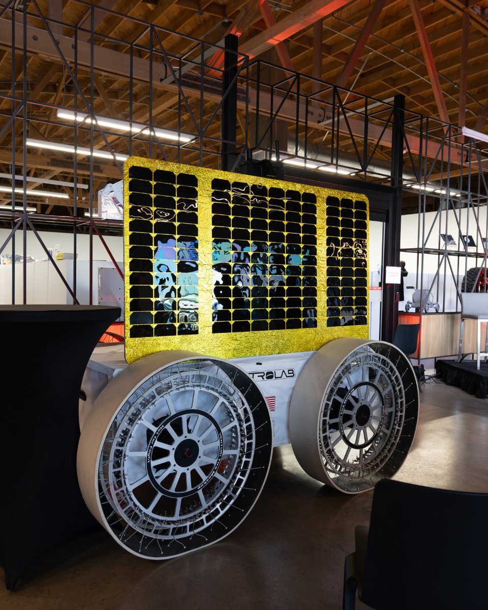 HPE's tweet photo. 3, 2, 1, liftoff. 🚀

HPE is teaming up with @Astrolab_Space and @KIOXIAAmerica with plans to power AI applications and the first HPC benchmarks on the surface of the Moon.

Together, we're equipping future missions with the computing needed to explore autonomously. 

Read on.