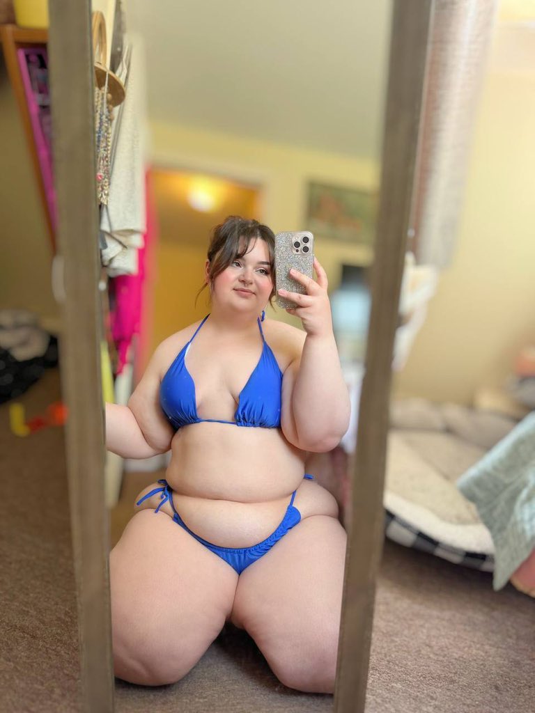 LunaHayesf3mg's tweet photo. Be honest, am I too big or just right? https://t.co/uX4RPbTZRm