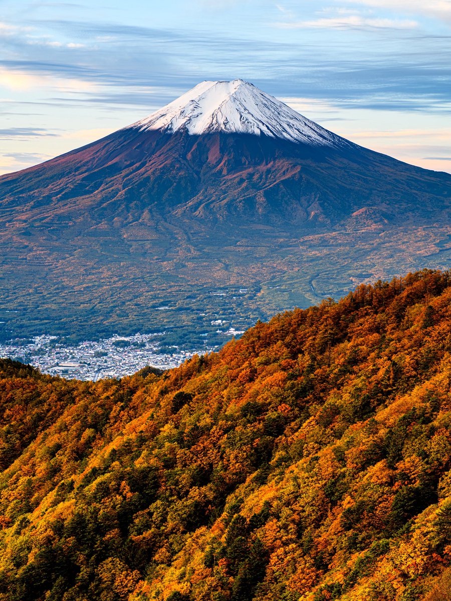RIKIphotograph's tweet photo. 紅葉の三つ峠と富士山🗻🍁 https://t.co/vnl3CVtDnZ