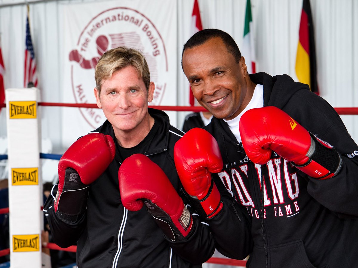 SmittyBoxing's tweet photo. Finished taping episode 7 of Classic Clashes brought to you by @InThisCornerTV.  It’s @SugarRayLeonard vs @OscarDeLaHoya scheduled for 15 rds from @CaesarsPalace in Las Vegas. @LeeGrovesBoxing will be teasing you throughout the week on more of the details. #boxing #classicclashes #sugarrayleonard #oscardelahoya