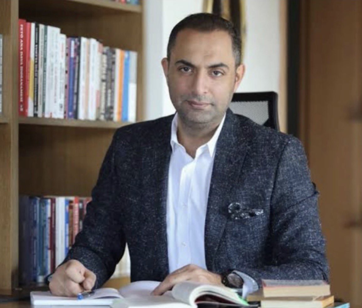 MuratbkrTR's tweet photo. İktidar yandaşıysan, vurgunun büyüklüğünün küçüklüğünün önemi yok.
İstifa eder, aklanırsın; cezan WhatsApp gruplarından atılmak olur.

Yandaş değilsen cezalandırılırsın.

Murat Ağırel gazetecidir. Gazetecilik suç değildir!
@muratagirel https://t.co/wewrs0X7Oq