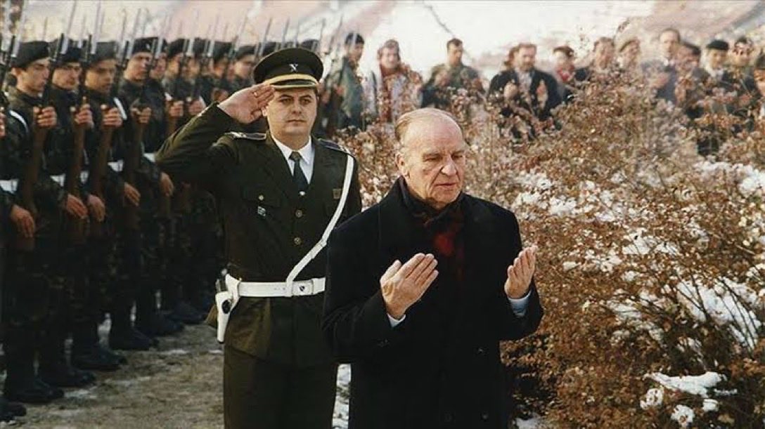 yenisafakyazari's tweet photo. Müslümanları Avrupa'dan sürmek, İslâm’ın izlerini silmek istediler. Ama Allah bütün oyunlarını başlarına yıktı ve Müslümanların önünü açtı, hamdolsun. 
*
Büyük bir düşünür, bilge bir lider, #Aliyaİzzetbegovic Avrupa'nın ortasında bir “müslüman devlet” inşa etti, emperyalistlerin oyunlarını tersine çevirdi.
*
Allah'a teslim olanı, Allah (cc) kurda kuşa teslim etmez!
Mekânın cennet olsun #Aliya!