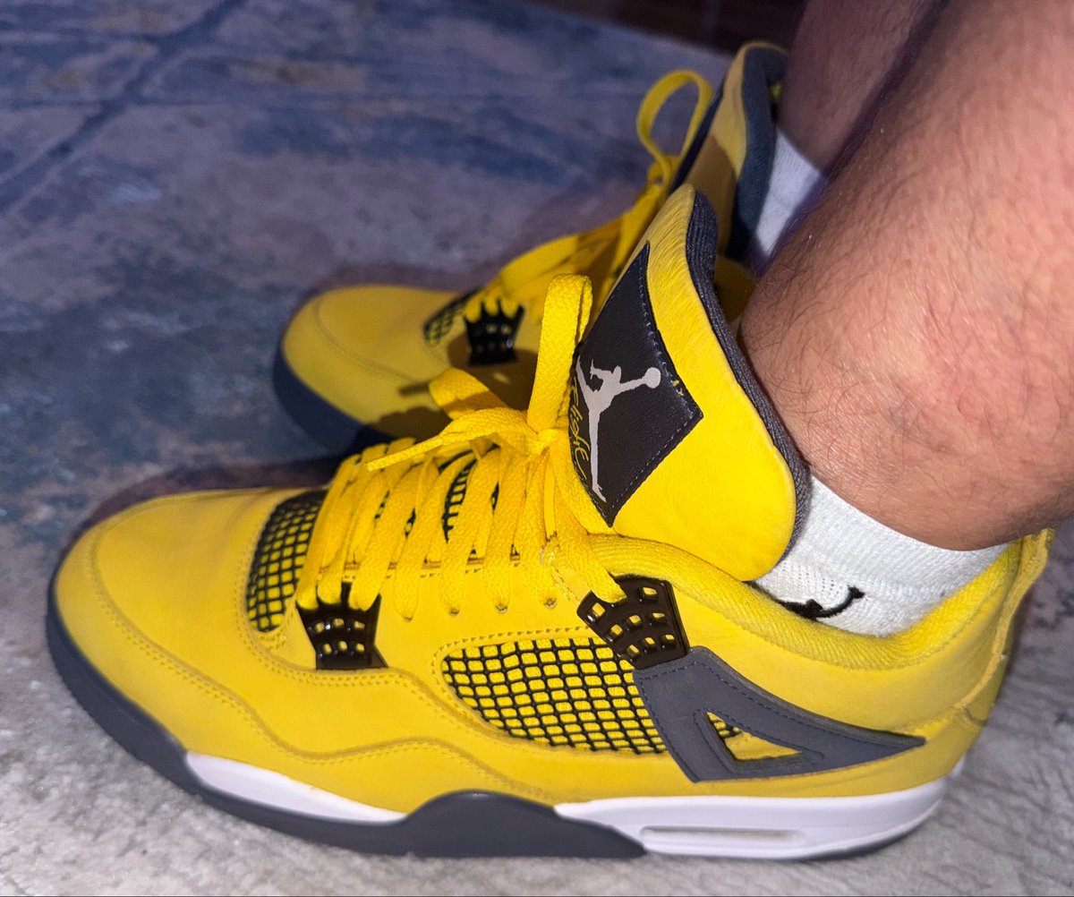 JsNDunks's tweet photo. Jordan 4 Lightning https://t.co/1tbmB8tTG5