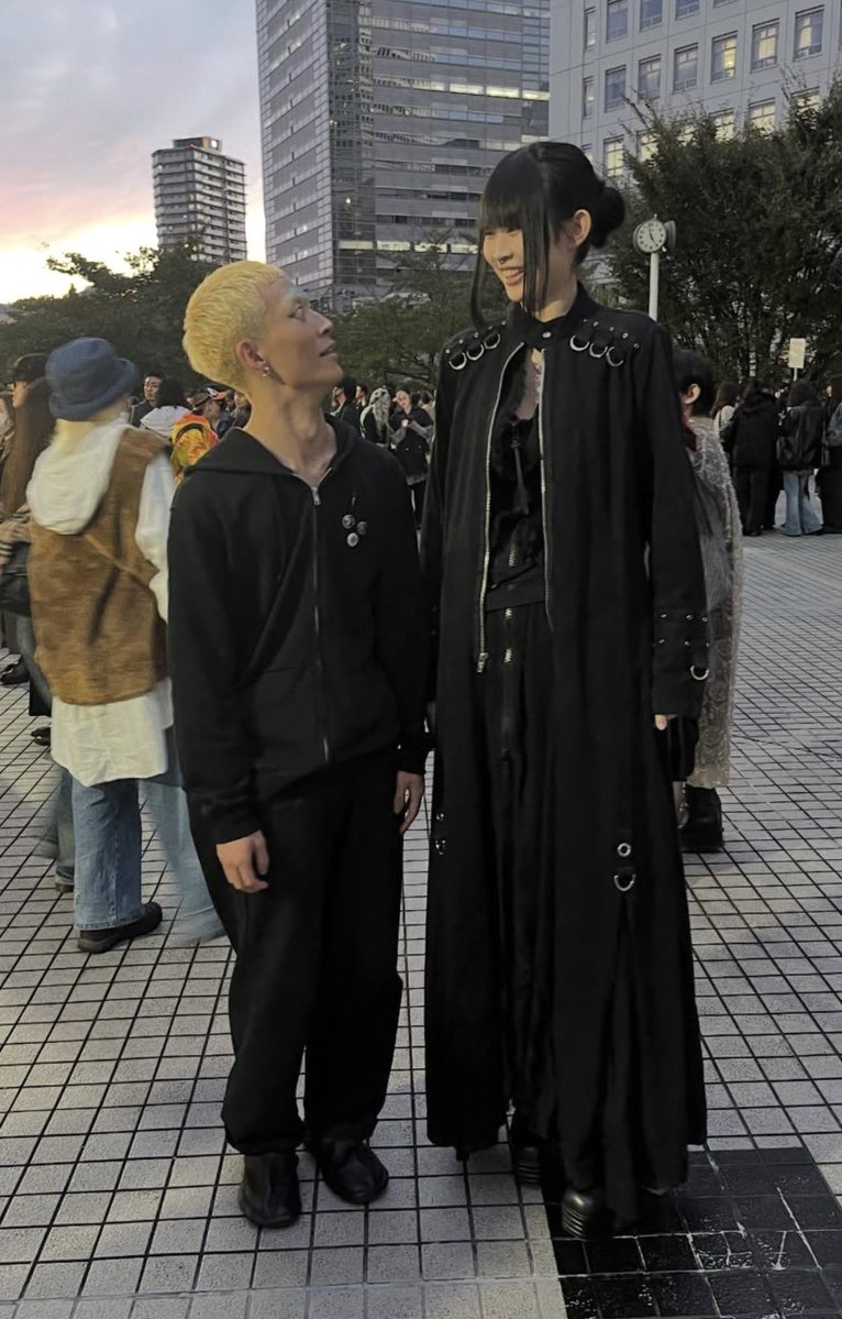 osomesize's tweet photo. 厚底を履いたら200cmになる女性が電車に乗ったり、高身長男性と並んだり、ランウェイを歩いたりした結果…

#tallwoman #tallgirl #高身長女子 https://t.co/cmyHmvKlpk