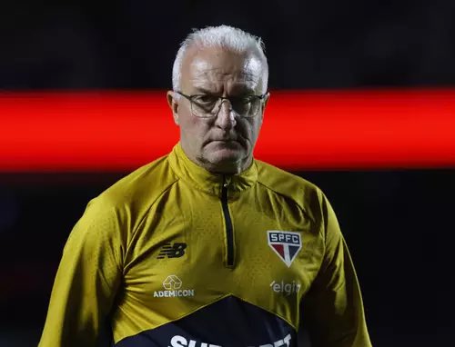 _alexsander's tweet photo. 🚨Dorival Júnior quer ficar no São Paulo para a próxima temporada conforme trouxe o GE. 

Apurei que o técnico toparia aceitar - ainda mais - seus vencimentos por um projeto longo. Treinador admira o que é feito com Abel no Palmeiras e gostaria de viver algo parecido no SPFC. https://t.co/Wjl6298bCj