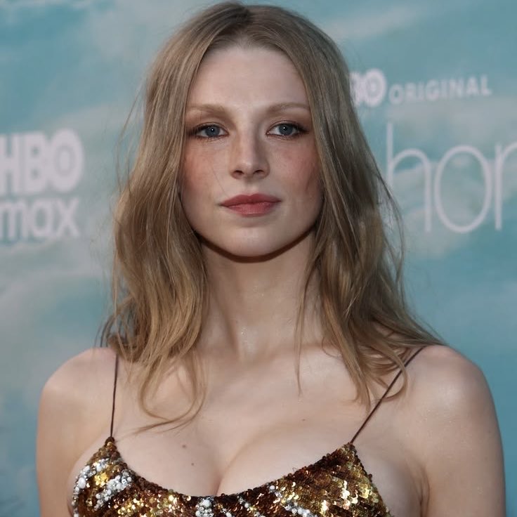 iconiquebr's tweet photo. Em entrevista à revista ELLE, Hunter Schafer revelou que realizou uma cirurgia de redesignação sexual em dezembro do ano passado e celebrou a experiência:

— “Fiz uma cirurgia de redesignação sexual em dezembro, que foi incrível, e eu adoro. Por muito tempo, abracei meu lado de gênero expansivo e realmente quis tentar fazer aquele corpo funcionar, porque achava que havia algo muito legal e incrível nele.”  🤍