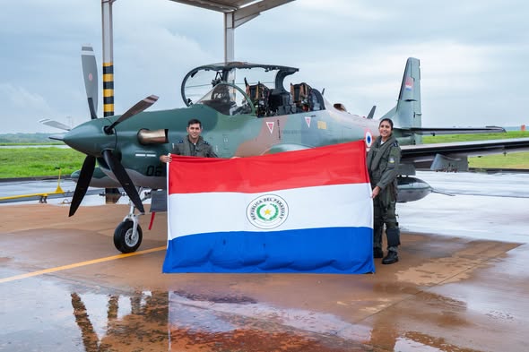 DefesaTvNews's tweet photo. Paraguai conclui a entrega dos seis A-29 Super Tucano da Embraer. O modelo foi selecionado por 22 forças aéreas. Leia a matéria completa. #A29SuperTucano #Paraguai #Embraer #FAP #DefesaTVNews
https://t.co/tYVfljqaK7 https://t.co/BFq6gwaZf7