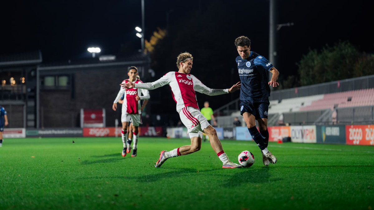 REGIO8's tweet photo. Teleurstellend De Graafschap verliest van Jong Ajax en zakt op de ranglijst. https://t.co/4k0GzBJU0N https://t.co/IlTSvQpuYs
