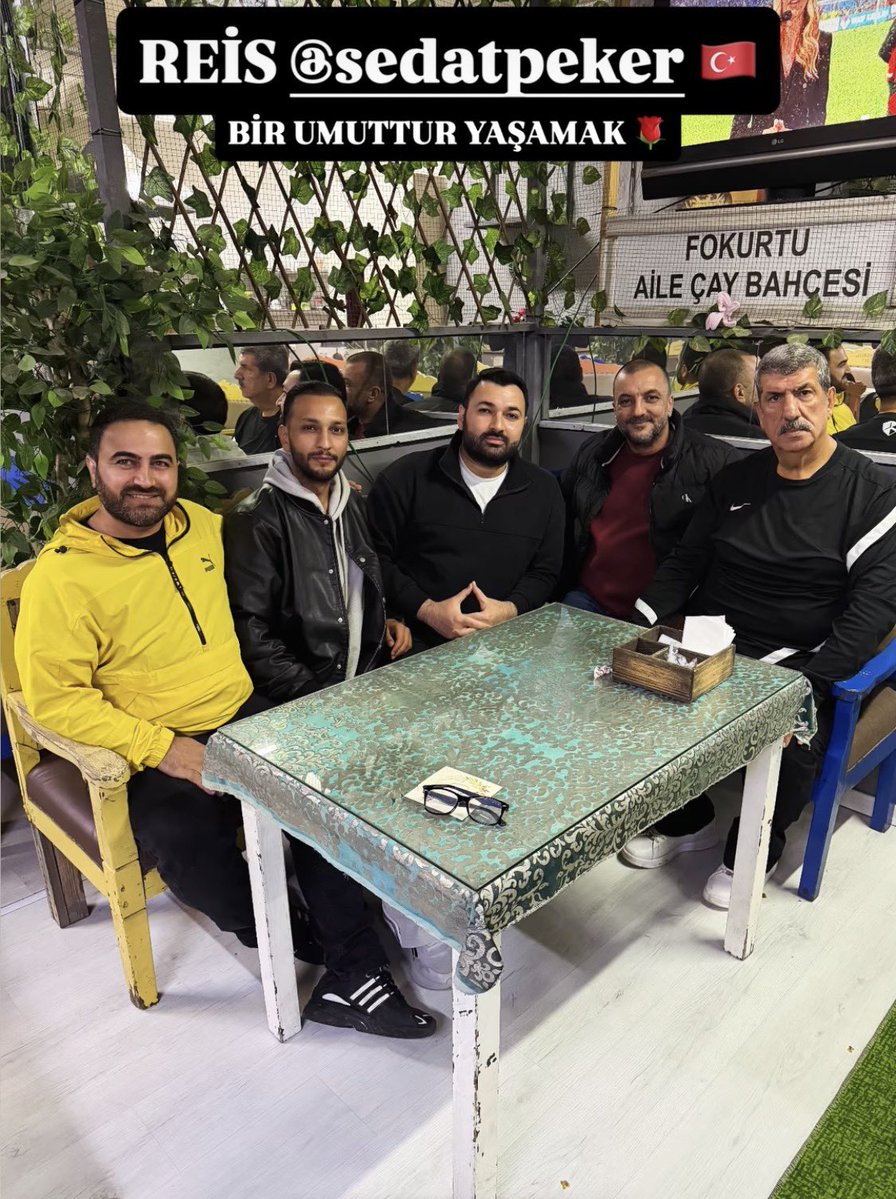 Muratcanmd's tweet photo. REİS SEDAT PEKERİN BİZE HATIRLATTIĞI BÜYÜĞE SAYGIYI KÜÇÜĞE SEVGİYİ DOSTLUĞA VEFA KARDEŞLİĞE SADAKATİ YAŞATMAYA DEVAM EDİYORUZ İLHAN AKŞAHİN VE TUFAN BAĞCI GİBİ BÜYÜKLERİMİZİN HATIRINI BAŞIMIZIN ÜSTÜNDE TUTUYOR EMİR VE VOLKAN KARDEŞLERİMİZLE BİRLİKTE MUHABBETİMİZİ VE GÖNÜL BAĞIMIZI HER GEÇEN GÜN DAHA DA GÜÇLENDİRİYORUZ BİZİM İÇİN ÇAY BAHÇESİNDE PAYLAŞILAN BİR BARDAK ÇAYIN HATIRI DA VERİLEN BİR SÖZÜN KIYMETİ DE KARDEŞLİĞİN YERİ DE BAŞKADIR ÇAYIMIZ SICAK SOHBETİMİZ SAMİMİ DOSTLUĞUMUZ SAĞLAM VE VEFA BAĞIMIZ EBEDİDİR REİSİM
@sedat_peker @aksahin_ilhan @TufanBgci34 @Voltano34 @emirAyvaz
