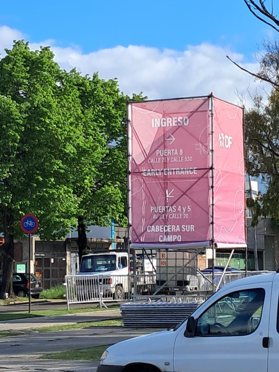 0921B7S's tweet photo. es increíble como todos no estamos enterando sobre por cual puerta entramos gracias a las mismas ARMYS(y conocidos de armys) porque los hijos de puta de df no dan ni señales de humo estando a DOS DÍAS del concierto https://t.co/rYlcK1SOQN