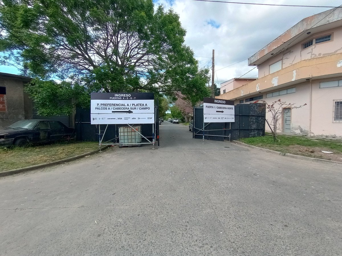 0921B7S's tweet photo. es increíble como todos no estamos enterando sobre por cual puerta entramos gracias a las mismas ARMYS(y conocidos de armys) porque los hijos de puta de df no dan ni señales de humo estando a DOS DÍAS del concierto https://t.co/rYlcK1SOQN