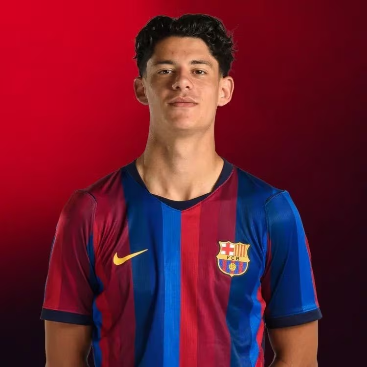 Forca_Fcb's tweet photo. خافي ميغيل (AS):

أليكس كامبوس، 18 عامًا، قلب دفاع يسبق عمره

وصل إلى أول استدعاء له مع برشلونة في دوري الأبطال بعد مسيرة صعود سريعة بدأت عندما لعب مع الرديف وهو لا يزال ضمن فريق الشباب

المدافع مرتبط بعقد حتى 2029، ويبلغ طوله 1.85 متر، ويتميز بالقوة والكرات الهوائية والجودة بالكرة، ويُقارن داخل النادي بكوبارسي

فليك يتابعه منذ فترة واصطحبه إلى باريس بسبب الغيابات الدفاعية