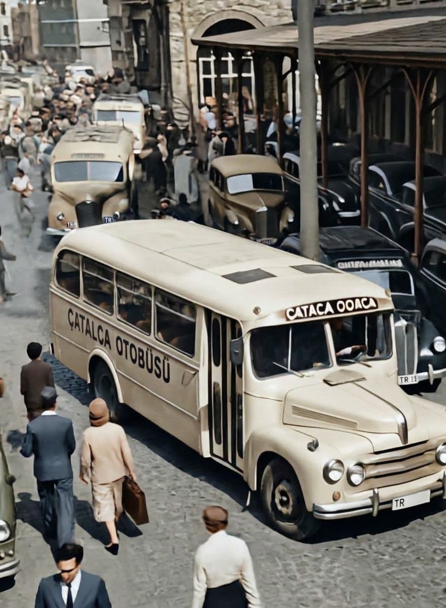 fuat_altin's tweet photo. 1950’li ve 1960’lı yılların İstanbul’u, Anadolu’dan kopup gelen büyük göç dalgalarının, kabuk değiştiren bir şehrin ve yeniden yazılan insan hikayelerinin sahnesiydi.  
#Çatalca #İstanbul #İBB #Otogar #Harem #Topkapı #Sirkeci https://t.co/G7xIbRJsFG