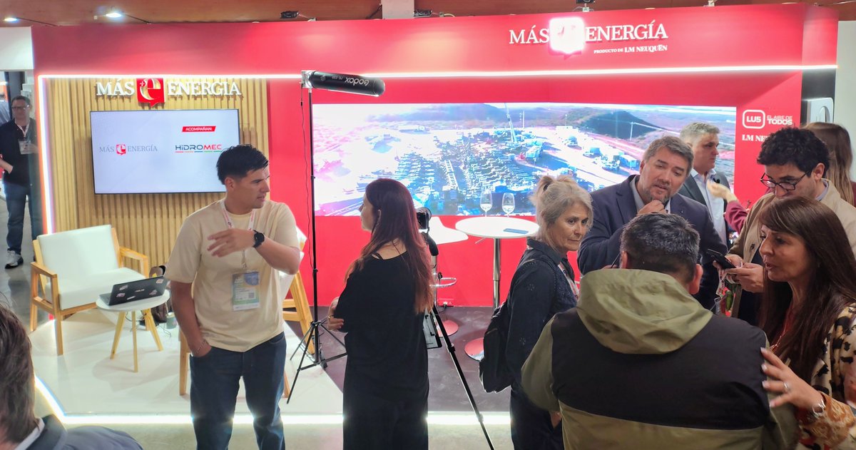 sic's tweet photo. Evento Argentina Oil &amp; Gas #AOG en Neuquén. Explotado de gente. Récord de convocatoria y presencia de empresas. Gobernador, ministros, presidente. Vinieron todos. 
Nosotros cubrimos desde el stand de @LMNeuquen y Más Energía.
Detalle: MUY aplaudido Milei. https://t.co/XLM3VTSpRi