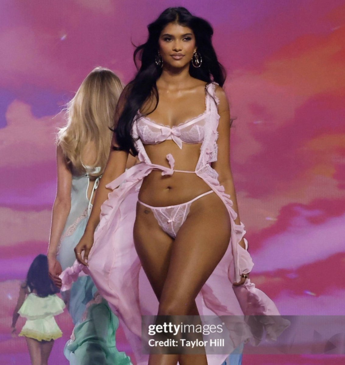 DuskyPrincess_0's tweet photo. She's built like an ancient indian statue https://t.co/LpcLYbFgzp