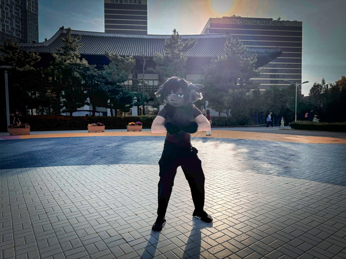 NickTheGoofball's tweet photo. Incheon walk p. 2!
📸: @MareVeon https://t.co/7rxzUTeEOF
