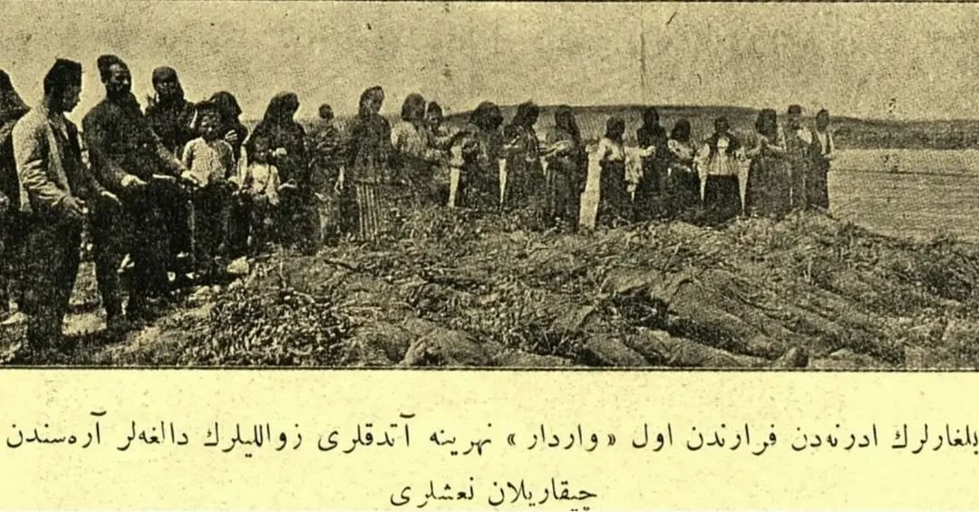 fuat_altin's tweet photo. Anadolu'nun Gerçek Yüzü...

Bulgarların Edirne'den kaçışından önce "Vardar" nehrine attıkları zavallı insanların dalgalar arasından çıkarılan cenazeleri.

#BalkanHarbi #BalkanSavaşları #Balkanlar #Rumeli  #Trakya #Muhacir #Göç #Vardar #Bulgar #Edirne #Bulgaristan #BulgarZulmü https://t.co/TYpxHJOVxB