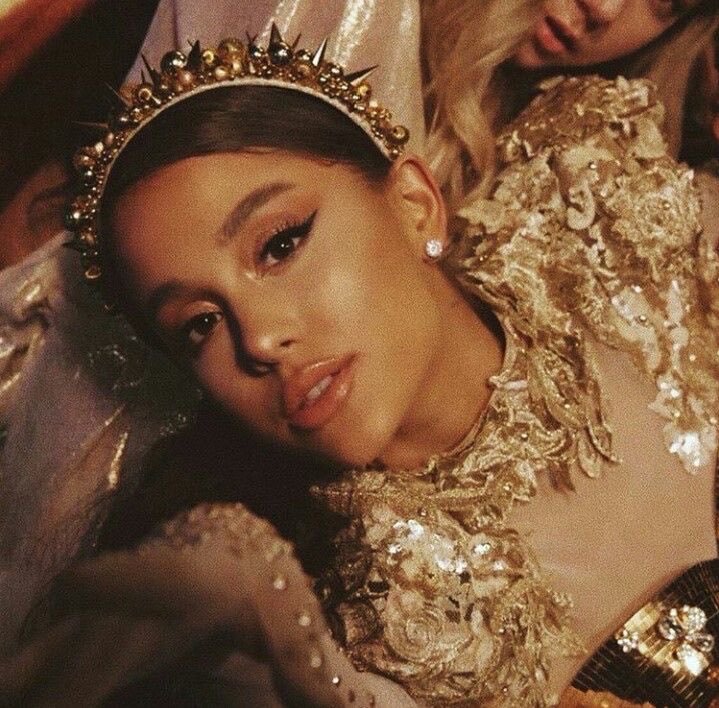 iconiquebr's tweet photo. O compositor ILYA revelou que “God Is a Woman”, sucesso de Ariana Grande, chegou a ser considerada para o álbum colaborativo de Beyoncé e JAY-Z antes de entrar no repertório de Sweetener.

Segundo o produtor, a ideia inicial era que Ariana cantasse o refrão enquanto outro artista assumiria os versos de rap. No entanto, ao ouvir a faixa, a cantora decidiu que a música seria sua.

— “Quando voltamos a trabalhar com a Ari, pensamos que ela poderia cantar o refrão e que teríamos uma participação de rap. Mas, quando ela ouviu a música, disse: ‘Não, estamos escrevendo isso para mim’. Eu respondi: ‘Tudo bem’. Ela simplesmente escreveu todos os versos, o pré-refrão e todas aquelas harmonias incríveis que estão na música. Ela fez tudo naquele mesmo dia”, contou ILYA.