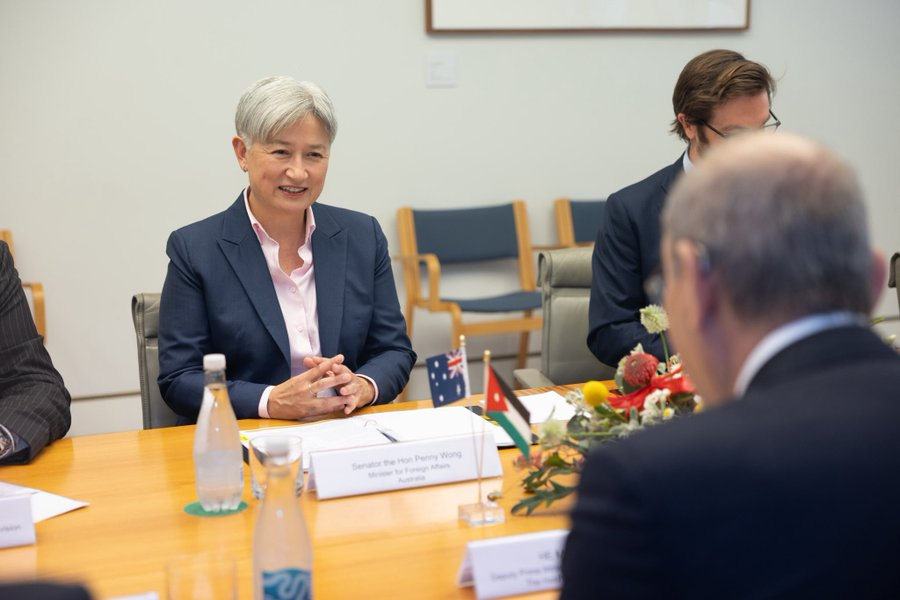 JJKALE2's tweet photo. Penny Wong has been slammed for her glaring double standards: completely ignoring the thousands of protestors in Paris while somehow standing with imaginary ones in Iran. 

Absolute hypocritical trash! https://t.co/tUPIiCg3wf