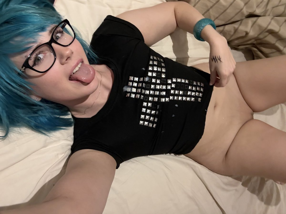 bibblekittyyy's tweet photo. Just got folded in half so bro ruined my shirt 💔 https://t.co/Jit6MkMdEX