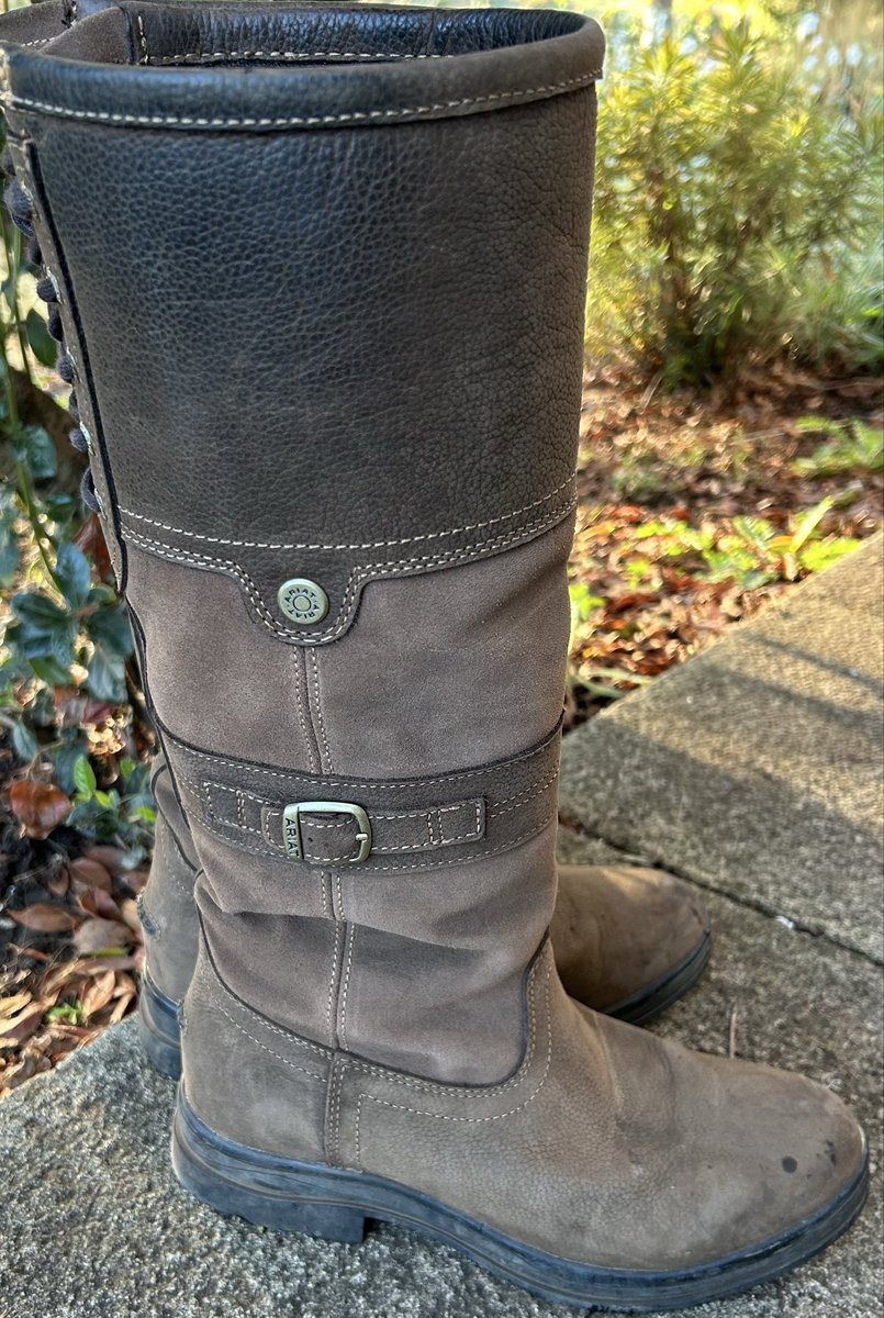 TheSeleneDivine's tweet photo. My boots need cleaning 👅 https://t.co/BP9fNAG12Y