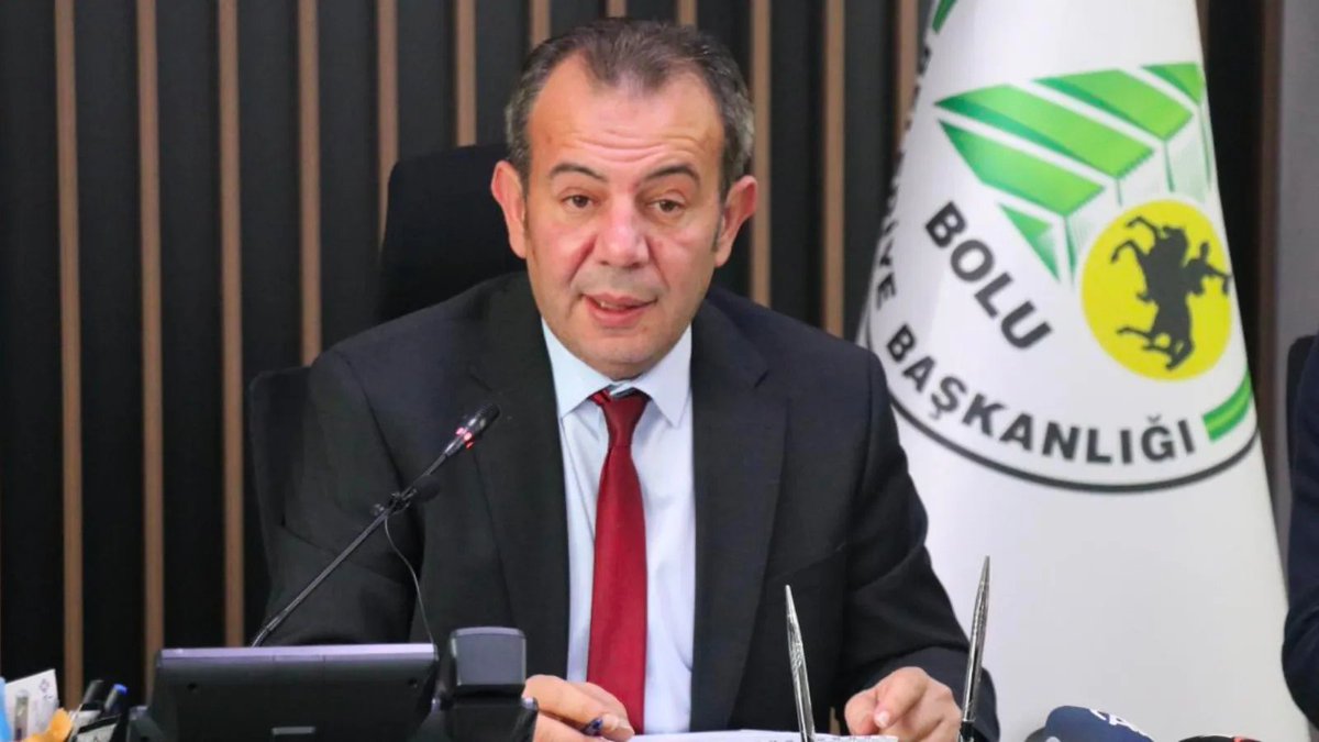 DrewsMemedd's tweet photo. Karektersizliğin resmi!

Tanju Özcan dışardayken kabadayı gibiydi.

Özelikle Kürtler ve ğöçmenlere karşı aslan kesiliyordu.

Puştluk ve hırsızlıktan tutuklandı.

O aslan parçası gibi görünen puş, 'beni bırakın evimde kedi gibi otururm' diyor.

Yani bira zoru görünce ya kedi gibi oluyorlar, veya soluğu AKP'de alıyorlar.