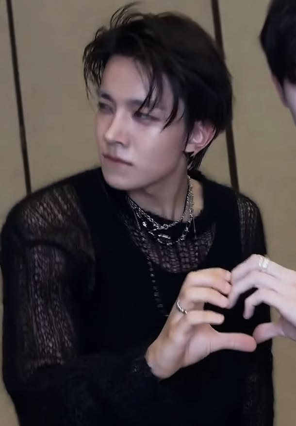 EVNVLUV's tweet photo. what does this man consume to be this fucking hot https://t.co/vWHmn9pRyB