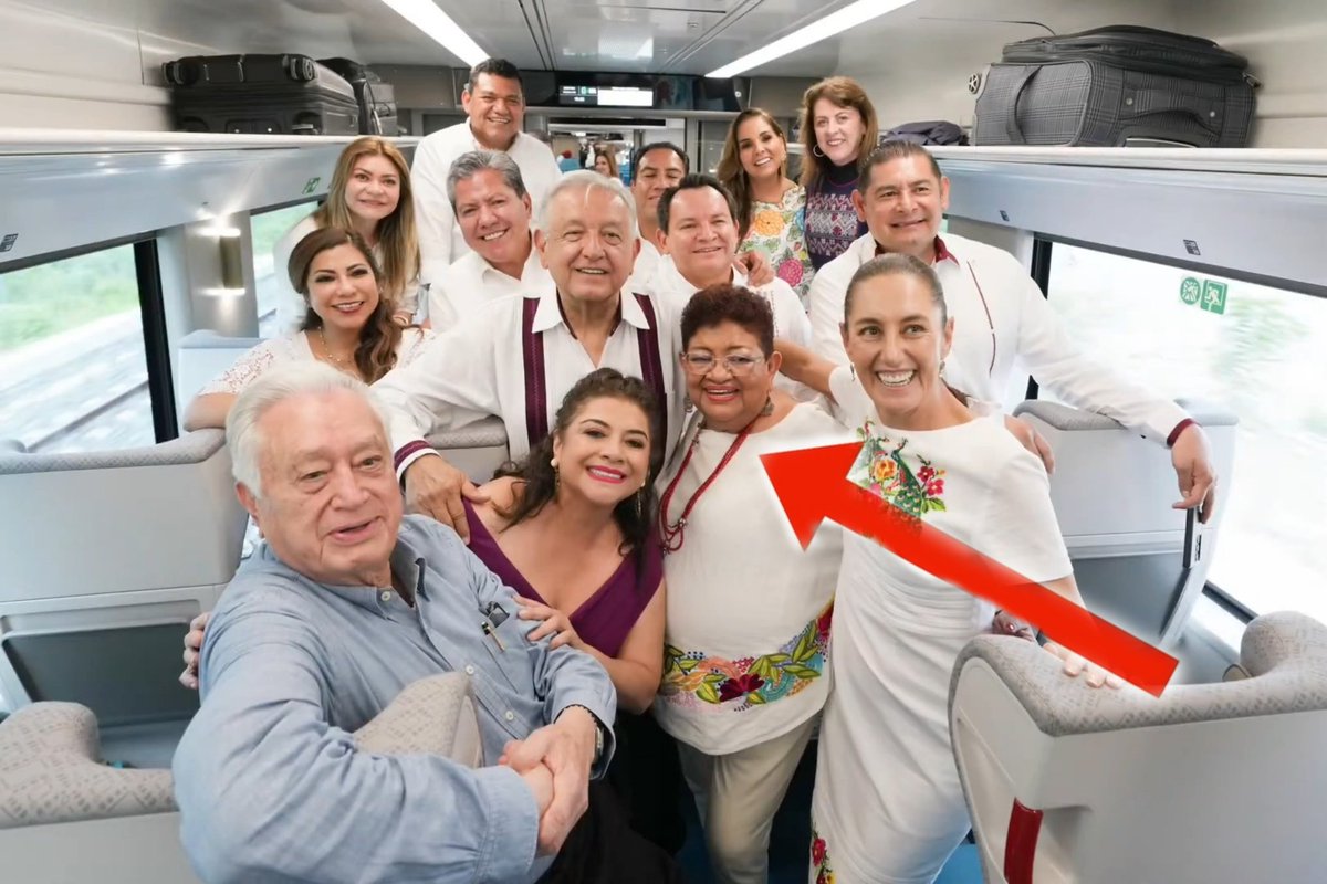 RegioPiloto's tweet photo. Aquí la "separación" de poderes en México. https://t.co/uREczd6uag