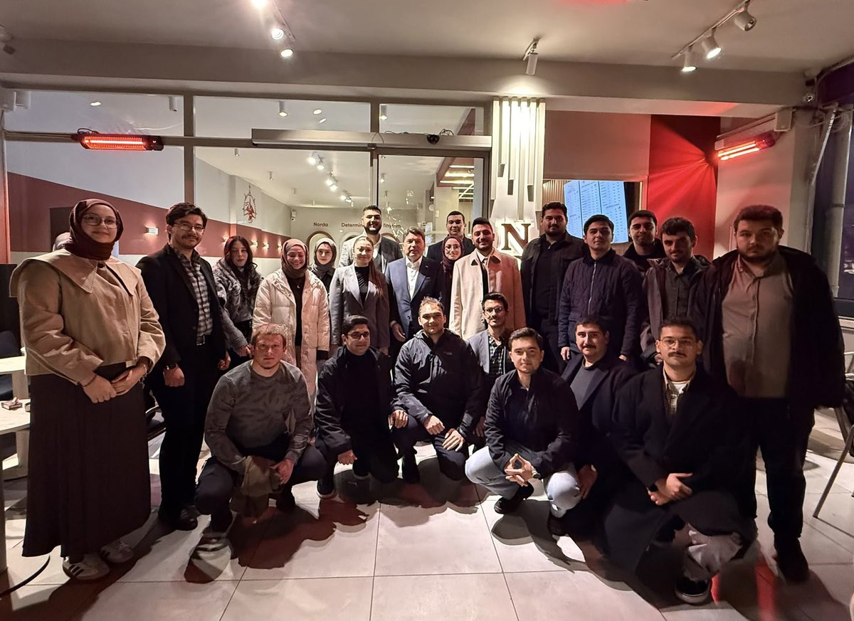 yilmaztunc's tweet photo. ÜNİAK Ankara’nın “Bir Kahve Bir Konuk” temalı Üniversite Masası programı kapsamında, Ankara’daki çeşitli üniversitelerin hukuk fakültelerinde öğrenim gören genç kardeşlerimizle bir araya gelerek samimi ve keyifli bir sohbet gerçekleştirdik.

Hukuk, adalet, eğitim ve meslek hayatına dair tecrübelerimizi paylaştığımız buluşmamızda, gençlerimizin düşüncelerini, sorularını ve gelecek hedeflerini dinleme fırsatı bulduk.

Bilgileri, heyecanları ve idealleriyle geleceğimize umut olan genç kardeşlerimize ve bu güzel buluşmayı düzenleyen @uniakankara teşkilatımıza teşekkür ediyorum.
@UniakGM