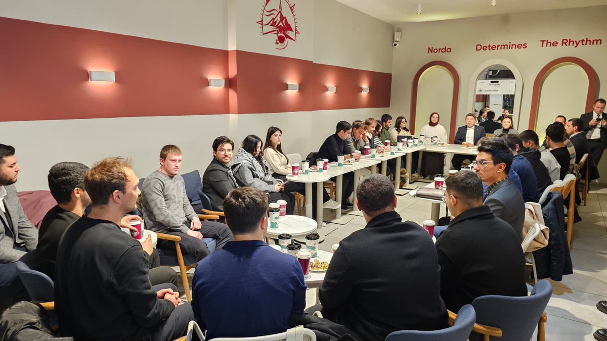 yilmaztunc's tweet photo. ÜNİAK Ankara’nın “Bir Kahve Bir Konuk” temalı Üniversite Masası programı kapsamında, Ankara’daki çeşitli üniversitelerin hukuk fakültelerinde öğrenim gören genç kardeşlerimizle bir araya gelerek samimi ve keyifli bir sohbet gerçekleştirdik.

Hukuk, adalet, eğitim ve meslek hayatına dair tecrübelerimizi paylaştığımız buluşmamızda, gençlerimizin düşüncelerini, sorularını ve gelecek hedeflerini dinleme fırsatı bulduk.

Bilgileri, heyecanları ve idealleriyle geleceğimize umut olan genç kardeşlerimize ve bu güzel buluşmayı düzenleyen @uniakankara teşkilatımıza teşekkür ediyorum.
@UniakGM