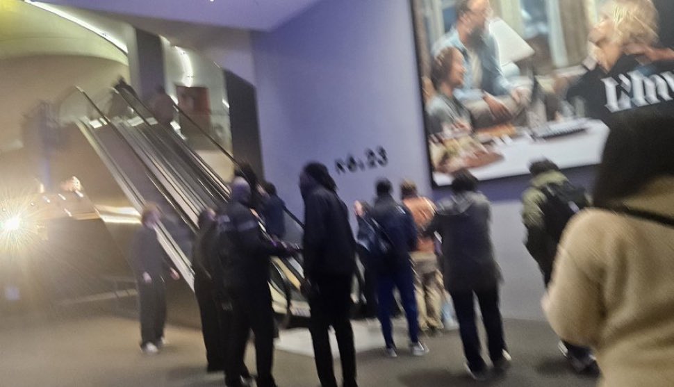 RELAYPRESS's tweet photo. 🔴❌ LE CINÉMA UGC DES HALLES ÉVACUÉ SUITE AU COUVRE FEU
(AU MOINS 3000 PERSONNES CONCERNÉES)
#CouvreFeu #chatelet #leshalles https://t.co/NeSsIFXCG3