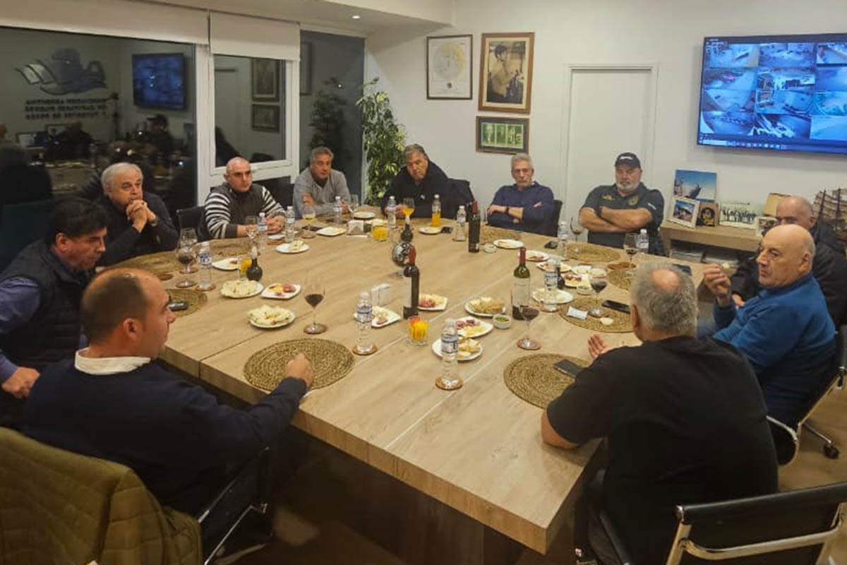 AACPyPP's tweet photo. Capitanes de Pesca recibió al capitán español José Otero
El experto en pesca de arrastre estuvo la semana pasada en nuestro país para compartir sus experiencias profesionales con capitanes de pesca en Puerto Madryn y Mar del Plata. 
Junto con miembros de la Comisión Directiva, Frías recibió al capitán Otero y al titular de la empresa patrocinante en nuestra Sede Central, compartieron un encuentro de camaradería, en el que intercambiaron experiencias y dialogaron sobre distintos aspectos de la actividad pesquera.
https://t.co/cOHXMoMYFU