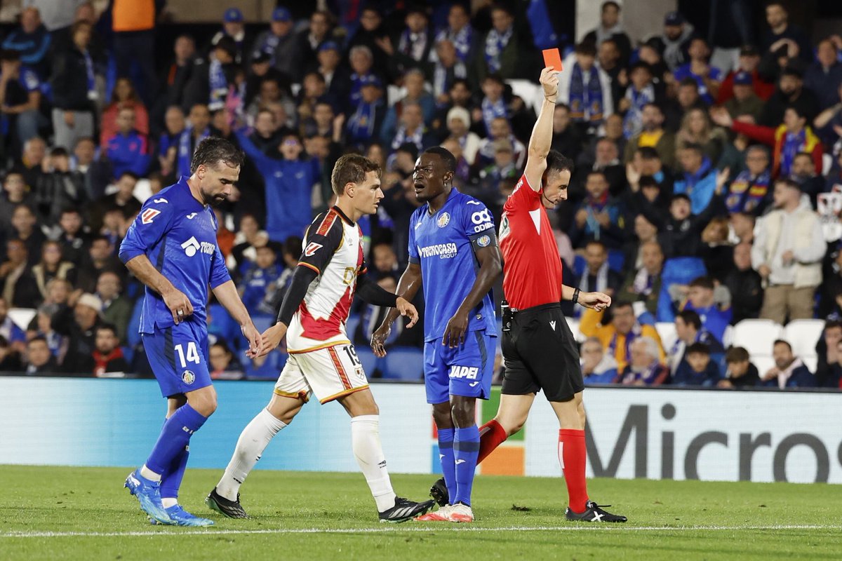 _Alvarovic's tweet photo. ⚠️🔵 Al Getafe le siguen costando muchos puntos sus errores defensivos y disciplinarios: 

🟥 J1: expulsión en el 42'
❌ J2: penalti en el 76'
❌ J3: penalti en el 45'
🟥 J4: expulsión en el 67'
🟥 J6: expulsión 
🥅 J8: gol concedido en el 1’
🟥 J9: expulsión en el 30’ https://t.co/pIoWhm54Fo