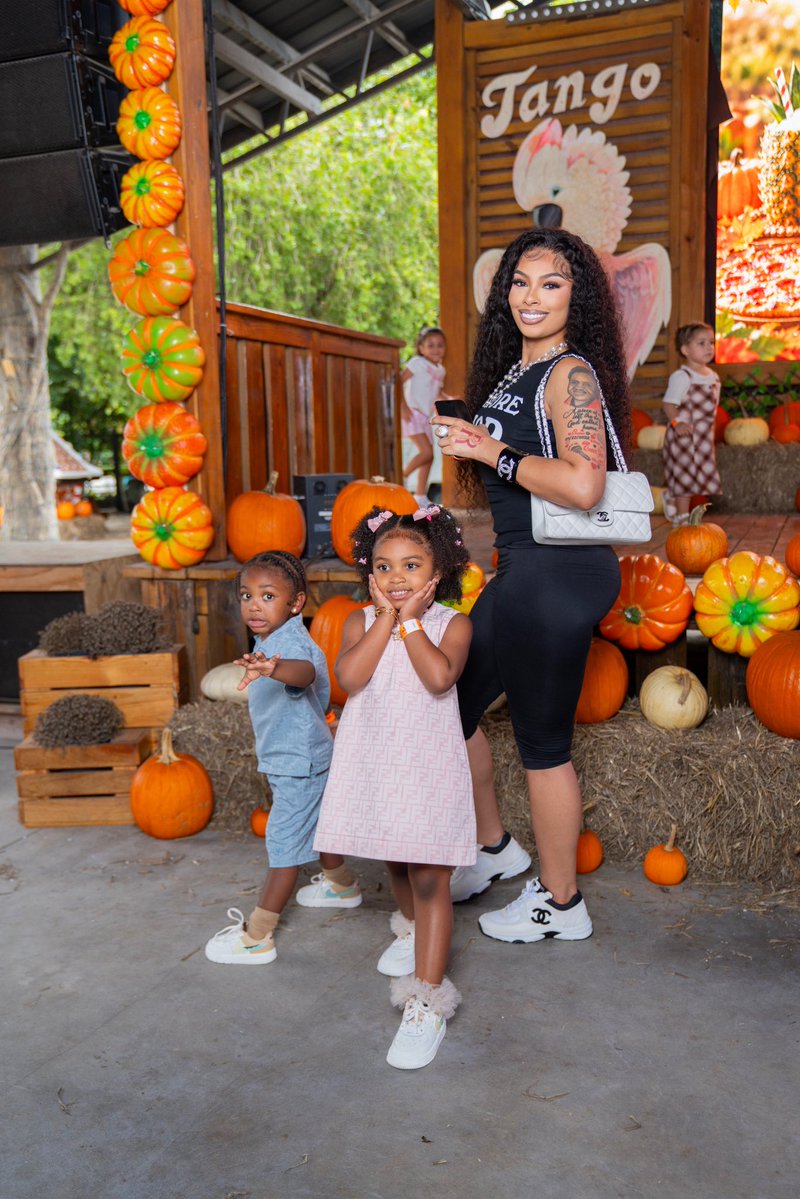 therealmjae_'s tweet photo. Take them babies to a Pumpkin Patch 🎃🧡 BIG MAMAAA TWO KIDS 🧑‍🧒‍🧒🥰🍂 https://t.co/hLk03cPAyu