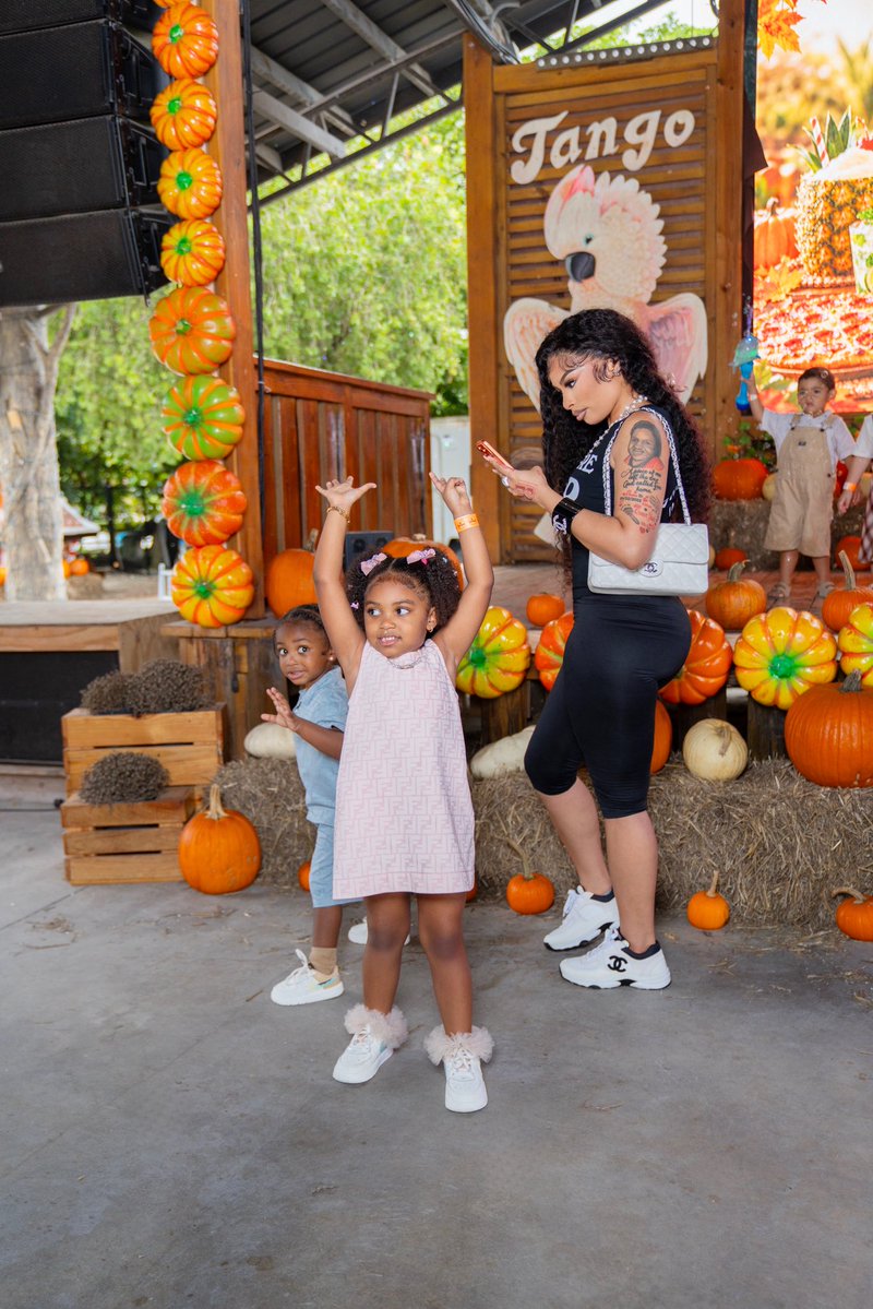 therealmjae_'s tweet photo. Take them babies to a Pumpkin Patch 🎃🧡 BIG MAMAAA TWO KIDS 🧑‍🧒‍🧒🥰🍂 https://t.co/hLk03cPAyu