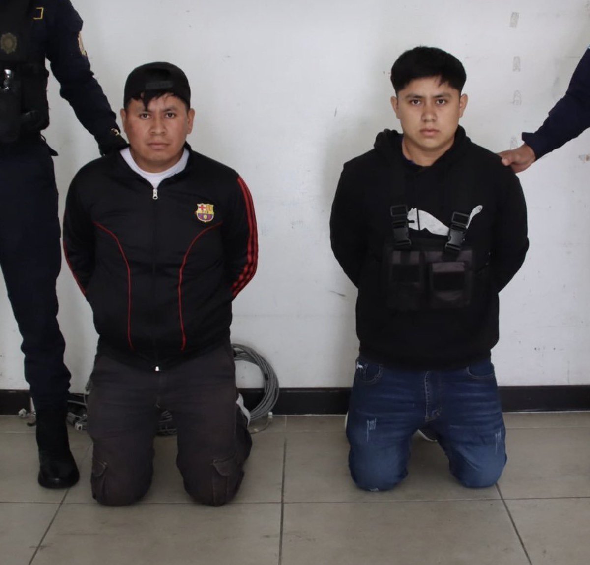 Lic_Khriss's tweet photo. Un #Chonte Raso no tomó la decisión de implantar un fusil a los hermanos #Choc
Esa Orden la dió un Comisario de la @PNCdeGuatemala 🌱 o de algún funcionario de más arriba, así que la Paloma debe llegar a quien dió la orden y luego a los #chontes
Verdad @MPguatemala ❓😒 https://t.co/VDaERMeIhj